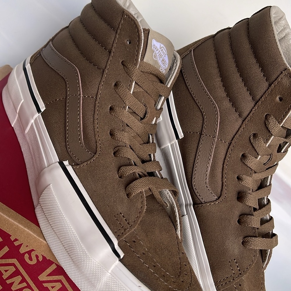 Vans Men’s Sk8-Hi Rearrange
Tonal Kangaroo
VN000CRMBYW
Sneakers - Picture 8 of 16